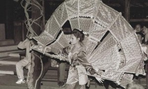 3709963-Dancer_at_Inle_Lake_Burma_Myanmar_Inle_Lake